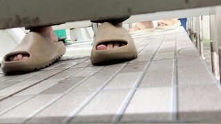 Quay lén đi đái wc