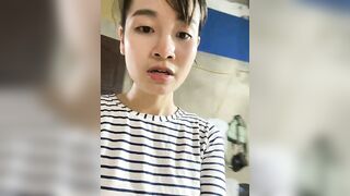 nuwng quá dang nau cơm vẫn phải ra khoe hàng khi nhà vẫn còn người