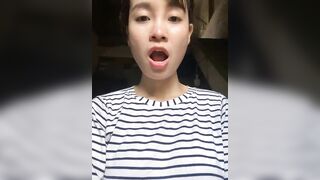 nuwng quá dang nau cơm vẫn phải ra khoe hàng khi nhà vẫn còn người