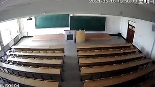 Quay lén 2 em sinh viên chơi nhau trong lớp