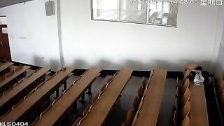 Quay lén 2 em sinh viên chơi nhau trong lớp