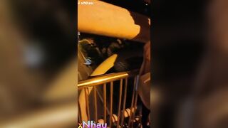 Em nó thích hoà mình với thiên nhiên trông kích thích ghê