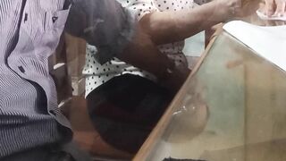 Ngồi họp bên chị gái toàn sờ buớm chị