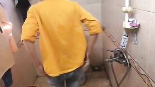 Quay lén em gái đi làm về suýt bị phát hiện