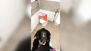 Hai em học sinh C3 Lén lút trong nhà vệ sinh siêu thị, em mút chùn chụt như chết đói