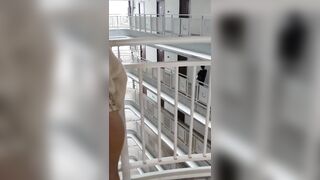 Em gái nhét đuôi cáo public khắc siêu thị có camera