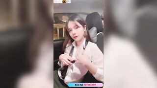 29.73dan díu với bé thư ký vòng 1 quá khổ trên ô tô.