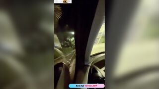 29.73dan díu với bé thư ký vòng 1 quá khổ trên ô tô.