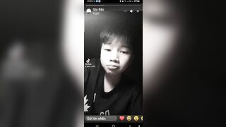bé tí tập quay sex