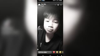 bé tí tập quay sex