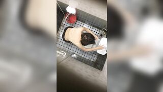 quay lén nhà vệ sinh nữ của trường nội trú em học sinh thay đồ