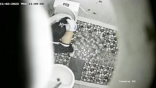 quay lén con bạn đi tè trong nhà WC của trường