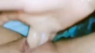 Bé trâm nứng quá nên dùng tay cạ móc lồn