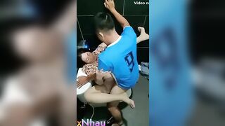 Chich nhau trong tolet trung tam thương mai