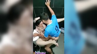 Chich nhau trong tolet trung tam thương mai