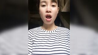 Gái quê đó, có bố ở ngoài mà dám show lồn vú trong bếp