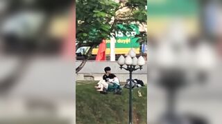 Hai bạn trẻ hú hí nhau ngay giữa ban ngày bị người dân quay được