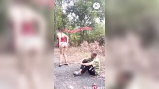 Dâm nữ thủ dâm trước mặt bác bán vé số cực dâm