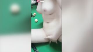 em gái nứng lồn thủ dâm trên bàn bida quán nhà người ta