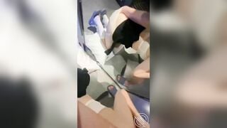 đây là cách anh trai giúp em gái bị ốm khi bố mẹ không có nhà