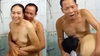 2 Ông Bà Già Mà Còn Sung Sức Địt Nhau Trong Nhà Tắmm