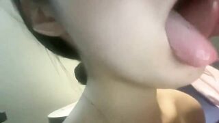 cái miệng xinh hồng cùng với cái lưỡi dâm dục khiến cặc anh chịu hết nổi
