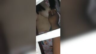 Chờ nhà ngủ hết mới dám thò tay qua cửa sổ móc bím em (1)
