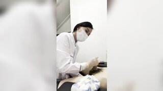Bác sĩ lấy tinh trùng cho bệnh nhân