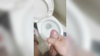 Trai tân thủ dâm bắn không giữ cặc