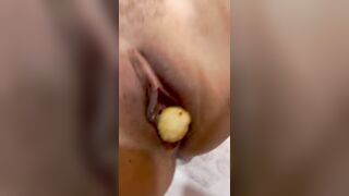 nhét cá viên chiên xong đổ bia vào lồn em gái lồn thâm