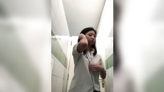 Em học Sinh lén lút vào nhà wc thủ dâm bị Cô Giám Thị phát hiện