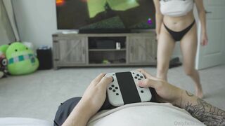 Chơi Game mà em người yêu cứ đòi bú cu nên đái
