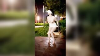 Public thủ dâm trên xích đu thì bị biến thái chịch nát loz