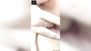 Chồng đi công tác xa... vợ ở nhà n*ng lon quá nên gửi clip móc cho chồng xem (Part 1)