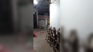 Quay lén Máy bay bà già tắm