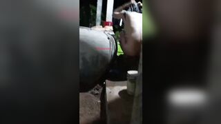 Quay lén Máy bay bà già tắm