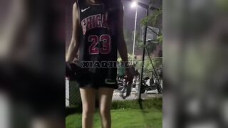 Cởi quần lót khoe hàng, móc lồn ở sân bóng