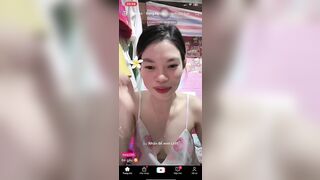 Bé Gấu lộ núm trên live