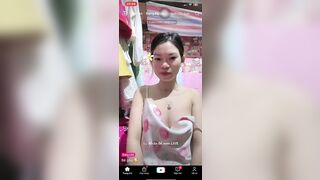 Bé Gấu lộ núm trên live