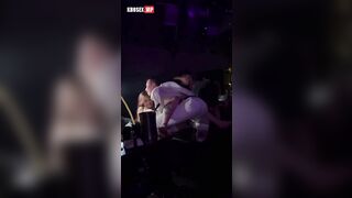 Em gái đang phê thì bị anh xé quần dập như máy khâu trong quán Karaoke