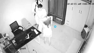 Quay lén cặp đôi phòng bên đụ nhau bị phát hiện