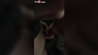 Em không có gì ngoài vú qua nhà chơi còn lén ba mẹ bắt em vào góc nhà bú cu 2