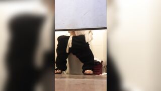 Quay lén em gái đi vệ sinh