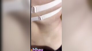 Cô dâu chú rễ trong lúc đãi tiệc cứoi lén lút