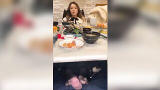 Đang ăn nhà hàng mà cứ gạ địt