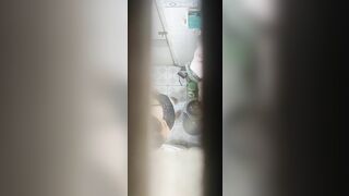 Quay lén nhỏ em thay đồ