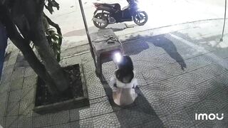 Thiên thần đi đêm nhưng mót quá cũng fai xả tí