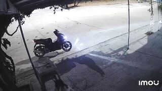 Thiên thần đi đêm nhưng mót quá cũng fai xả tí