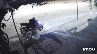 Thiên thần đi đêm nhưng mót quá cũng fai xả tí