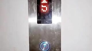 Em gái Se lồn bắn nước trong thang máy thì bị phát hiện